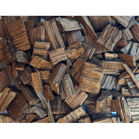 Flakes, dark toasted oak chips - 1 liter serving.